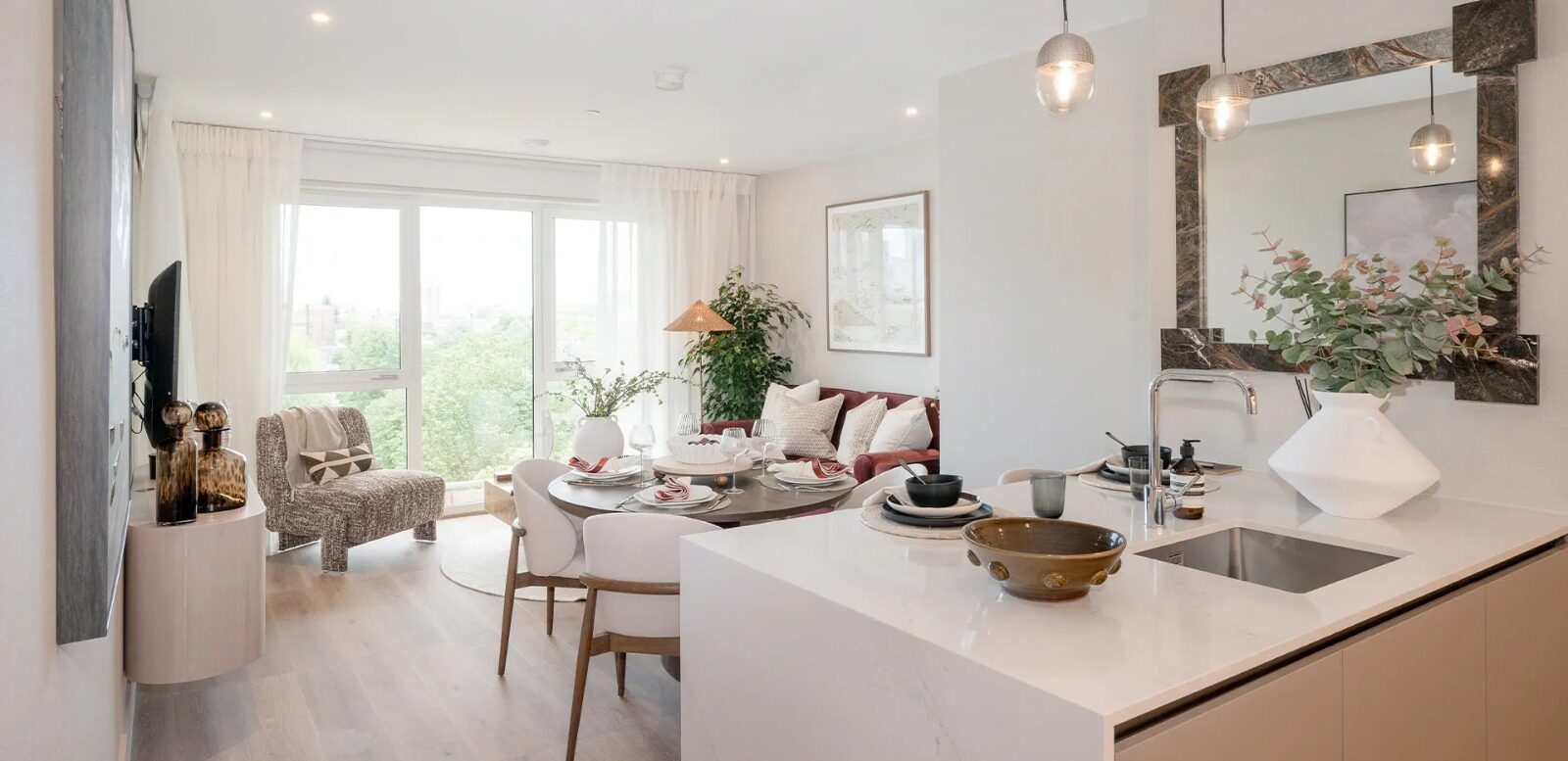 Modern ready-to-move 1-bedroom apartments in a high-floor building in London, England