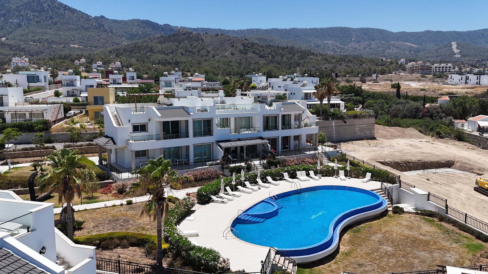 Perfectly located 3+1 apartments on the cliff right by the crystal clear Mediterranean Sea. 