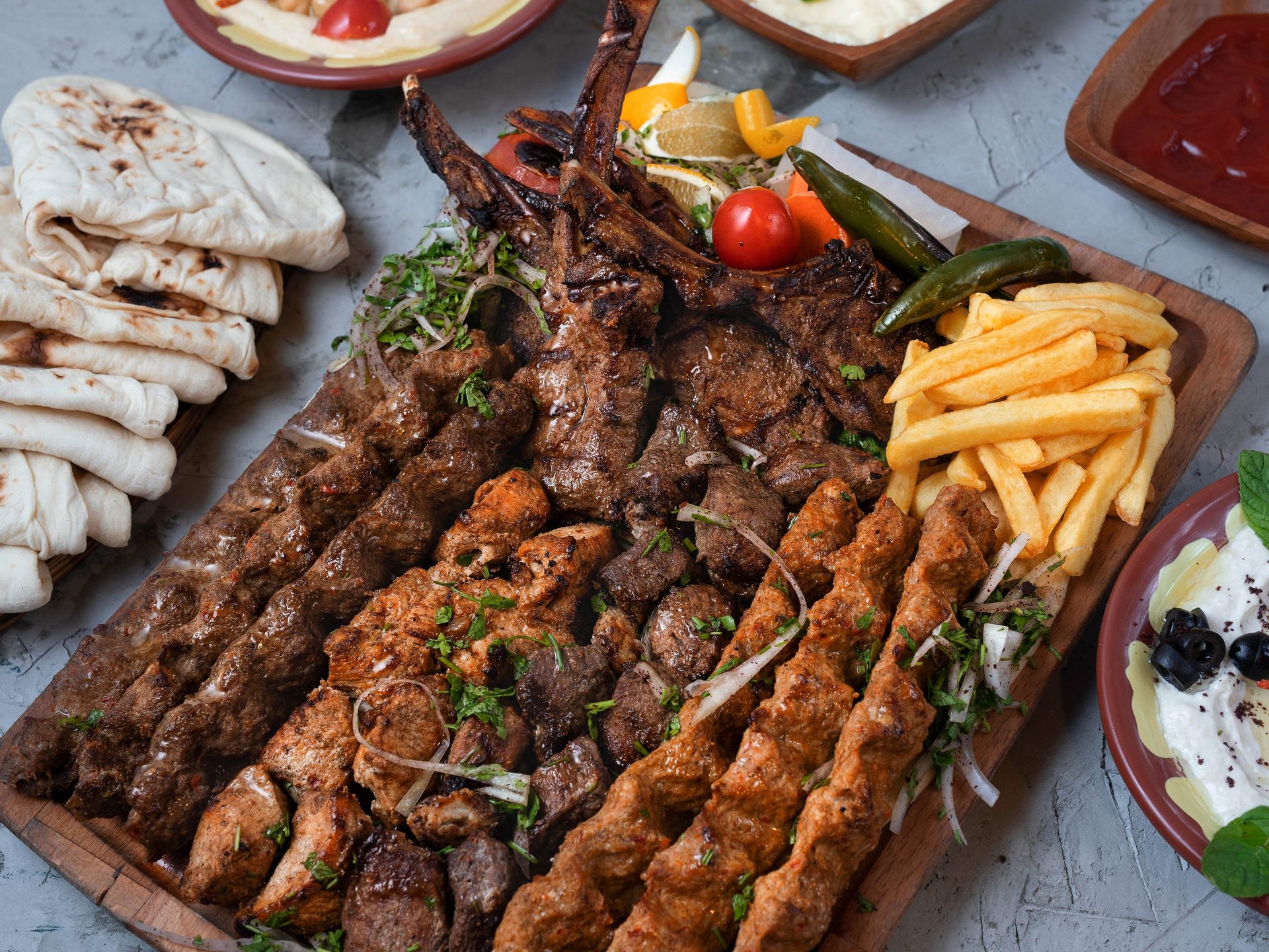 FREUNDSCHAFT UND GEMEINSAMES ESSEN AM MEYHANE-TISCH